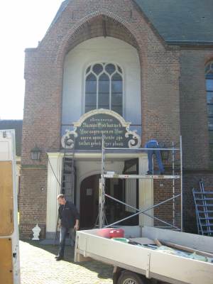 Restauratie gedachtenisbord St.maartenskerk Tiel